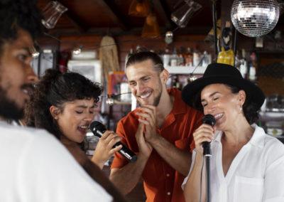 Was wäre Après Ski ohne Karaoke? Macht euer Après Work Firmenevent mit unseren optionalen Angeboten wie einem Schirmbar-Karaoke zu einem unvergesslichen Teamevent