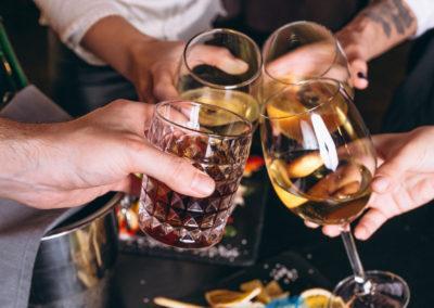 Bei unserer Unplugged Party füllen wir eure Gläser mit Bier, Wein oder einer antialkoholischen Auswahl oder optional auch mit unserer Longdrink-Pauschale